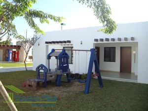 VENTA CASA CON ALBERCA EN PRIVADA COCOYOLES