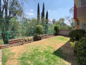 Casa con Jardín y Vista Arbolada