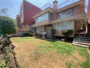 Casa con Jardín y Vista Arbolada