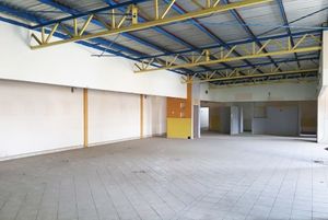 Se renta local comercial de 450 m2