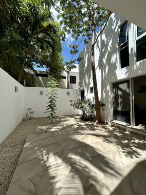 Venta de Casa de 2 niveles en Montebello, Mérida