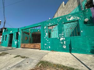 Casa en venta en Juan Pablo sobre avenida frente al parque