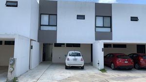 TOWNHOUSE EN PRIVADA EN CONKAL