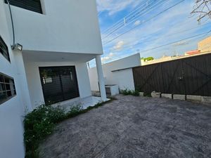 En Venta Casa con 4 recámaras,  en esquina en Col. Las Brisas.