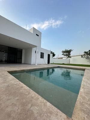 Casa con piscina dentro de privada