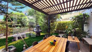 Residencia de Lujo con Jardín Amplio y Patio Techado: Elegancia y Confort