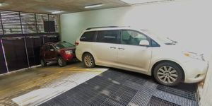 Estacionamiento uno detras del otro con puerta electrica