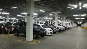 Vista del estacionamiento de la plaza comercial.