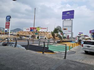 Vista de la avenida Eugenio Garza Sada desde la plaza.