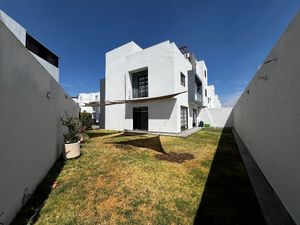 AMPLIA CASA CON JARDÍN Y ROOF TOP en ZIBATÁ caminando de la ANAHUAC