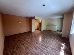 AMPLIA CASA EN VENTA dentro de condominio en FRACC MILENIO 3