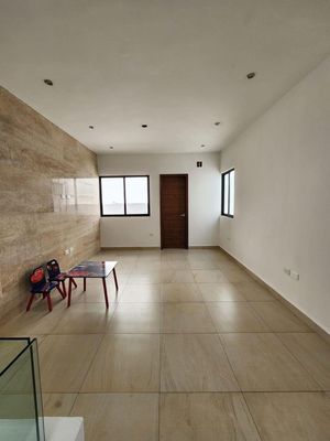 Residencia con Alberca y Paneles Solares