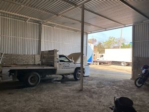 BODEGA CON  PATIO DE ALMACENAMIENTO Y OFICINAS