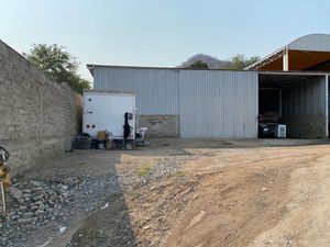 BODEGA CON  PATIO DE ALMACENAMIENTO Y OFICINAS