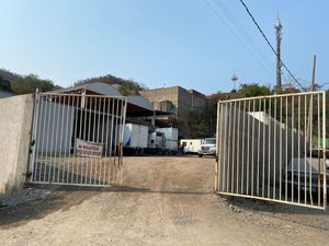 BODEGA CON  PATIO DE ALMACENAMIENTO Y OFICINAS