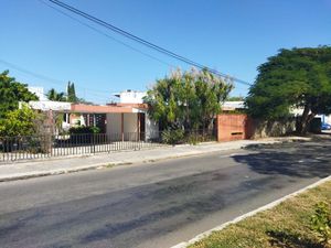 Casa en venta Itzimna, sobre avenida Alemán cerca del parque de la plancha