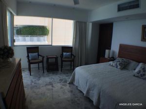 Venta PH en Bahía Acapulco, playa privada