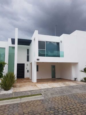 EXCELENTE OPORTUNIDAD, CASA MODERNA EN ANGELOPOLIS, AMUEBLADA CON ALBERCA