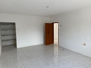 SE RENTA CASA CON LOCAL COMERCIAL