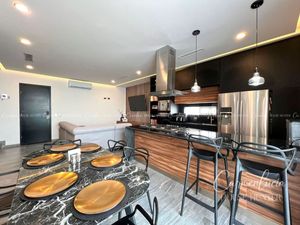 CASA EN VENTA EN MUY CENTRICA CON OFICINA FRENTE A PARQUE