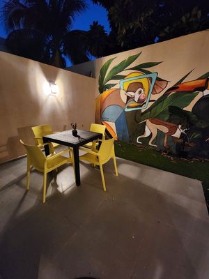 Terraza con mural y muebles de jardín