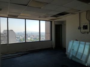 Excelente oficina de 140 m2 en renta piso alto