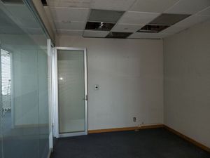 Excelente oficina de 140 m2 en renta piso alto