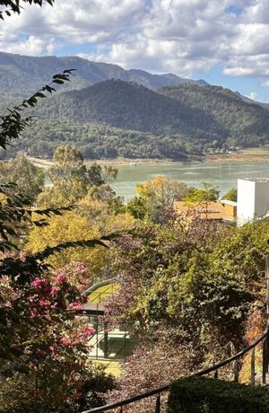 Casa en venta o renta Valle de Bravo “ Espectacular vista al lago“