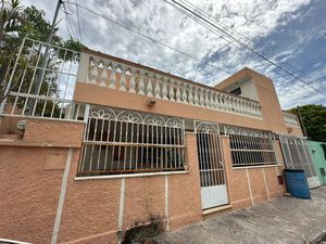 Casa de dos plantas en la Colonia Pensiones