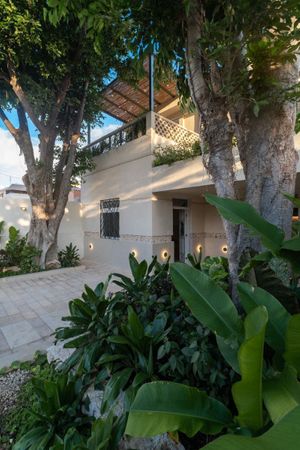 Venta Elegante Casa Art Deco Totalmente Renovada con Alberca en García Ginerés