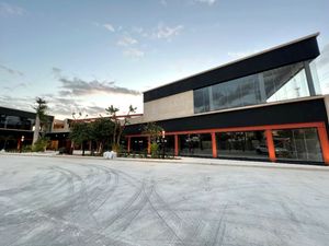 Plaza Comercial en Avenida en Montebello