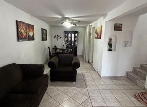 CASA EN VENTA DE 4 HABITACIONES, CERCA DE LA UVM.