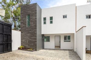 Vendo casa con jardín privado en Col. Miraval, Cuernavaca, Morelos