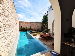 ESPECTACULAR CASA COLONIAL EN VENTA MERIDA CENTRO SANTA LUCIA (AVC-2281)