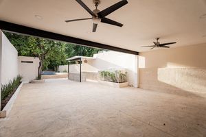 CASA EN VENTA MERIDA, CENTRO REMODELADA (AVC-2197)