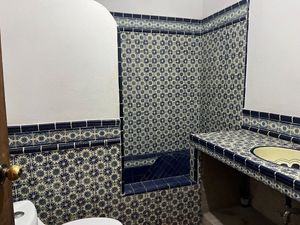 Baño completo en planta baja de azulejo talavera.