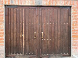 Puerta principal de madera.