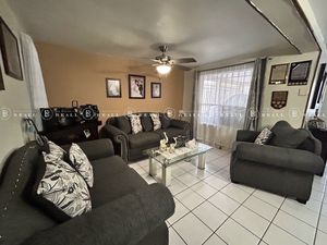 CASA EN VENTA FRENTE A PARQUE CERCA AV. INDUSTRIAS Y JUAN ESCUTIA