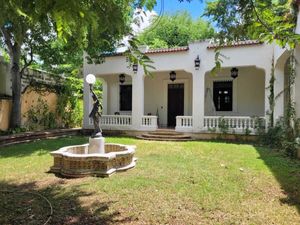 Casona en renta a una esquina de la Avenida Colón