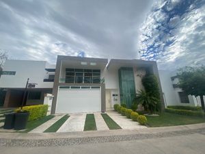 Casa en venta o renta con alberca en Altaria