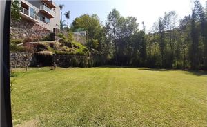 Terreno con vista al lago, en condominio.