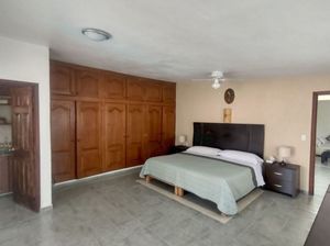 Casa  en Venta con locales comerciales en Lomas de Cortes,  Cuernavaca Morelos.