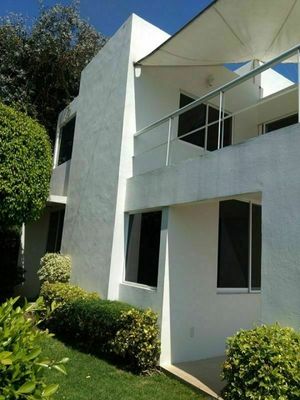 Casa minimalista al Norte de Cuernavaca.  En Villa Internacional deTenis.