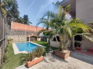 Casa  en Venta con locales comerciales en Lomas de Cortes,  Cuernavaca Morelos.