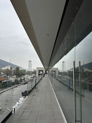 Local en renta en importante plaza de Aarón Saenz, Monterrey