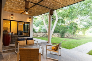 Terraza con sala, vista al jardín