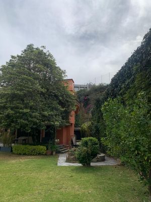 Excelente casa en Bosques lista para remodelar con hermoso jardin