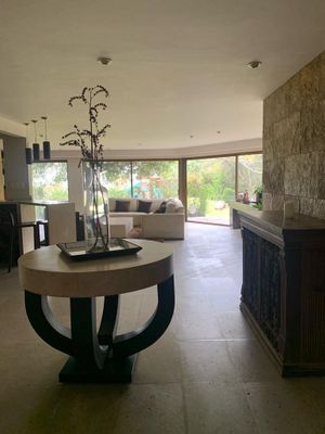 Excelente casa en Bosques lista para remodelar con hermoso jardin