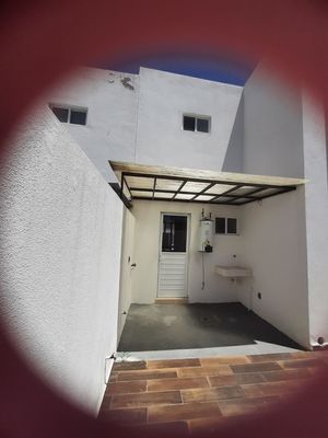 CASA EN VENTA EN JURIQUILLA SAN ISIDRO CON RECAMARA EN PB