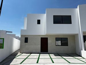 Casa dentro de fraccionamiento y frente área verde